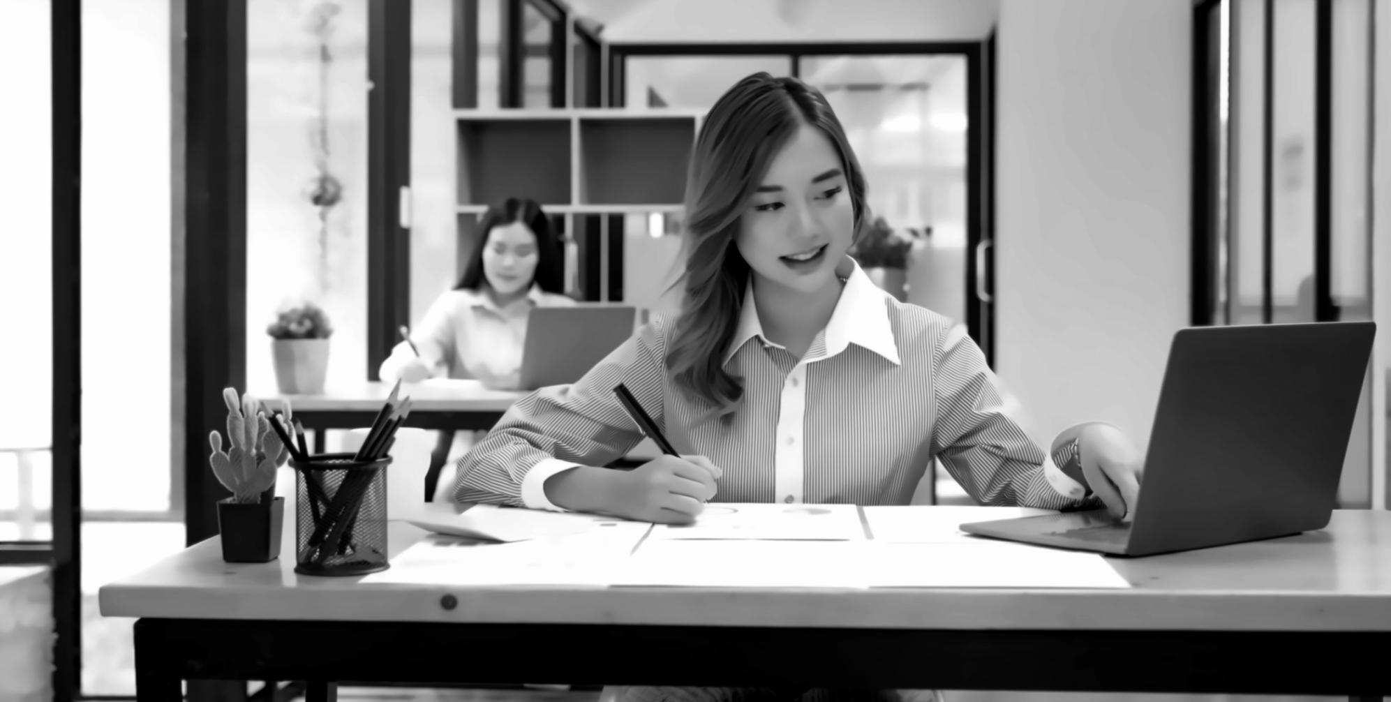 Profesionales trabajando en optimización de contenido digital