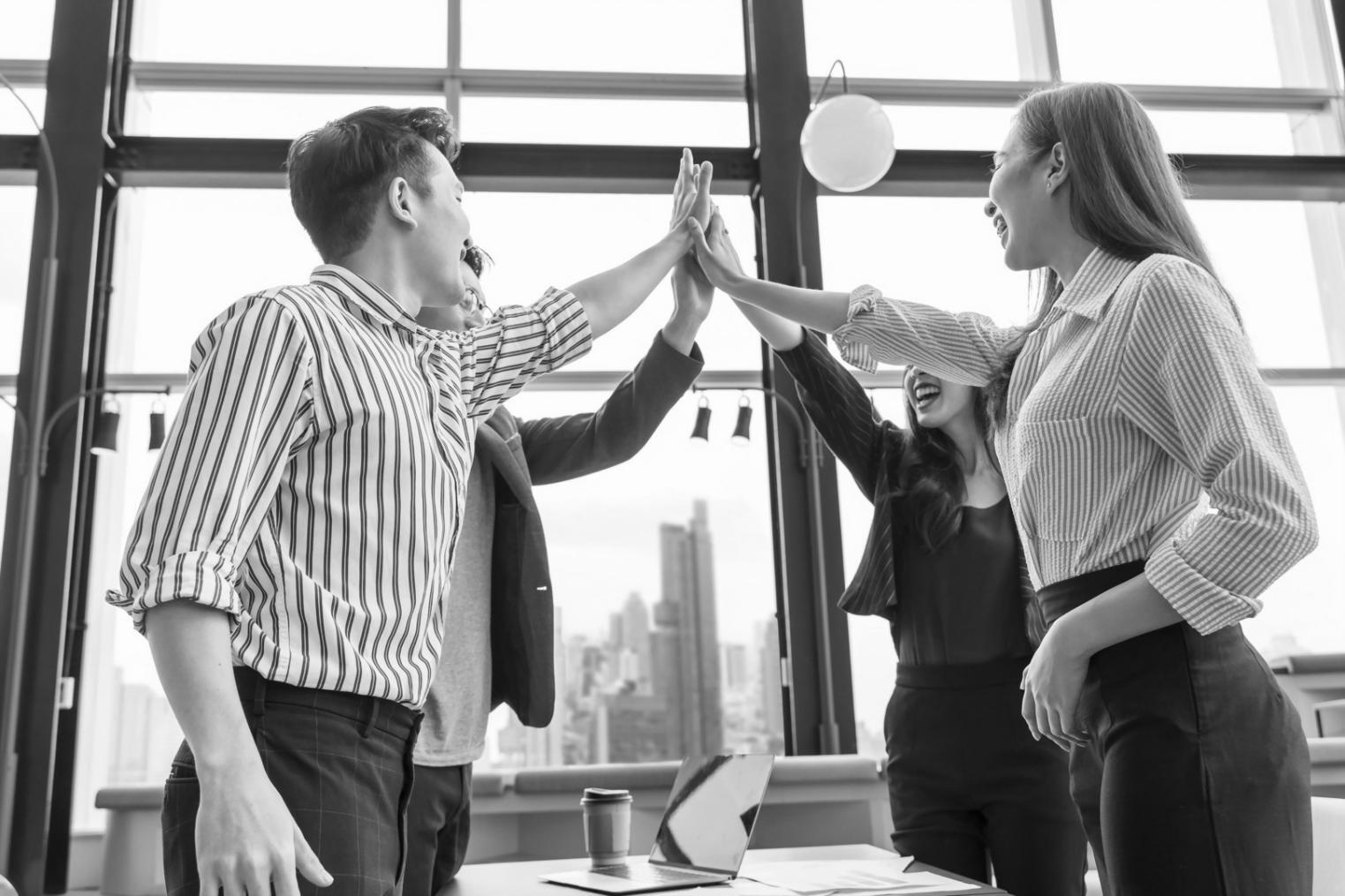 Instructor explicando técnicas de optimización en sesión práctica